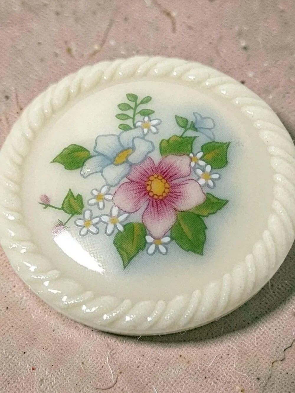 vintage avon 1950s-60s beautifull floral porcelain button brooch